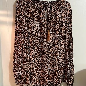 Cute leopard print blouse.